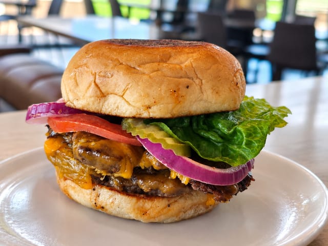B&B Classic Burger.